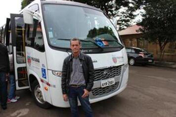 Vereador Paulinho acompanha entrega de ônibus à população